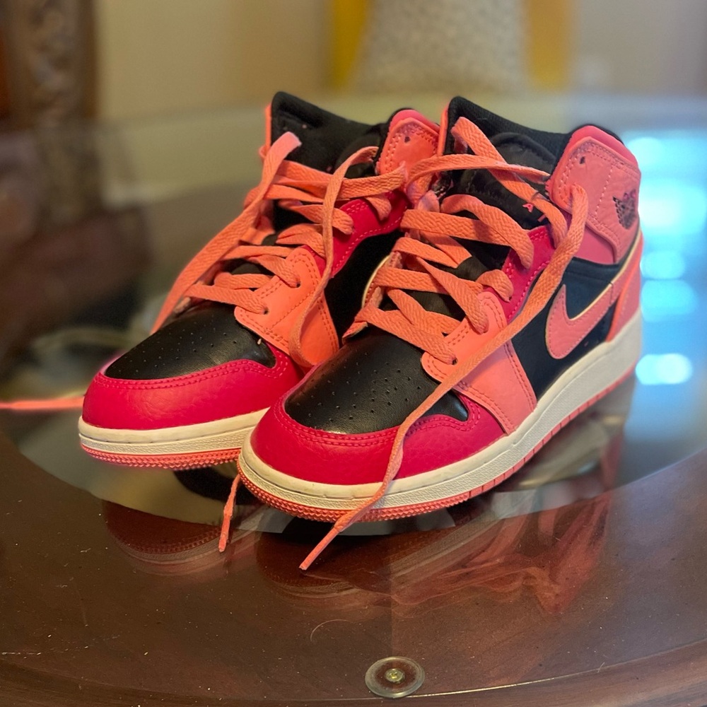 GS (Grade School) Air Jordan 1 ‘Coral Chalk’ size 4.5